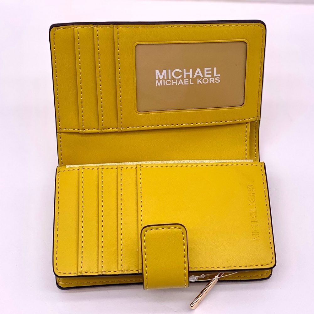 Michael Kors Jet Set Medium Printed Signature
Logo Wallet - Picture 5 of 15